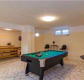 6 bedroom villa with pool near Pula, sleeps 12